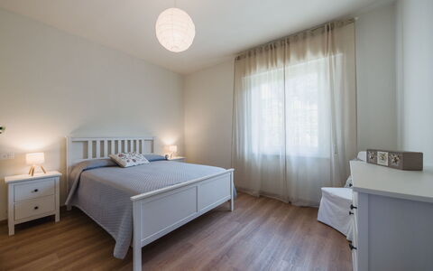 Titta: Bett, Möbel, Interior Design, Bedding, Schlafzimmer, Bettdecke, Fussboden, Flooring, Wand, Holz