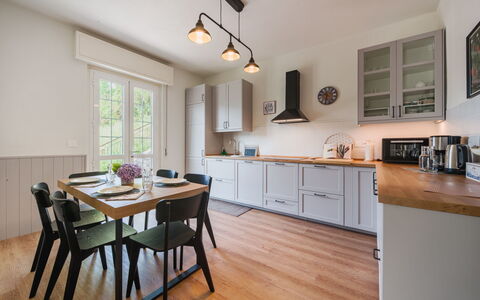 Titta: Möbel, Küche, Küchengerät, Countertop, Interior Design, Cabinetry, Flooring, Holz, Decke, Küche & Esszimmer Tisch
