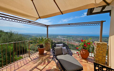 Uno Sguardo sul Mare: Möbel, Stuhl, Gartenmöbel, Tabelle, Tisch Im Freien, Balkon, Blumentopf, Küche & Esszimmer Tisch, Terrasse, Eco Hotel
