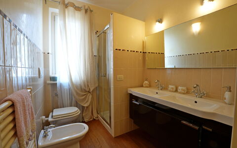 Uno Sguardo sul Mare: Badezimmer, Armatur, Bad Sink, Flooring, Interior Design, Sinken, Fussboden, Zapfhahn, Installation, Beleuchtung