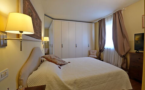 Uno Sguardo sul Mare: Möbel, Bett, Interior Design, Schlafzimmer, Holz, Bettdecke, Bedding, Fussboden, Flooring, Zimmer