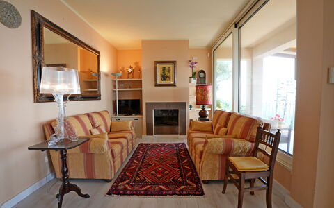 Uno Sguardo sul Mare: Möbel, Interior Design, Couch, Flooring, Fussboden, Wohnzimmer, Holz, Zimmer, Decke, Tabelle