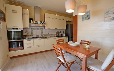 Uno Sguardo sul Mare: Möbel, Flooring, Interior Design, Küchengerät, Fussboden, Holz, Küche, Major Appliance, Countertop, Cabinetry
