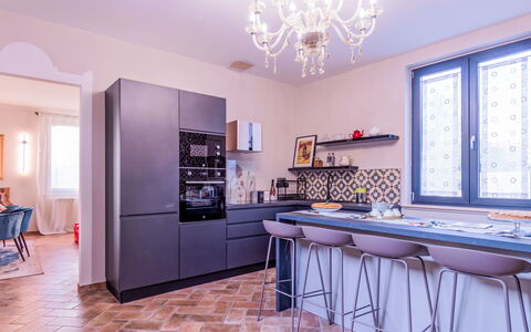Umbriancevilla: Möbel, Interior Design, Flooring, Küche, Fussboden, Cabinetry, Holz, Countertop, Decke, Küchengerät