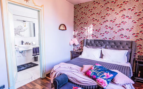 Umbriancevilla: Möbel, Interior Design, Schlafzimmer, Bettdecke, Bedding, Bett, Zimmer, Textil, Linens, Fussboden