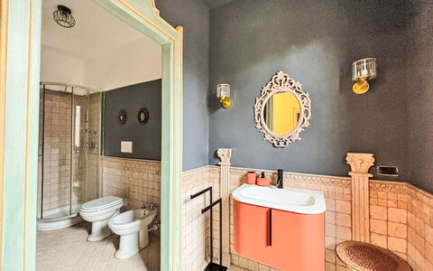 Umbriancevilla: Wand, Armatur, Interior Design, Flooring, Badezimmer, Fussboden, Spiegel, Installation, Zapfhahn, Sinken