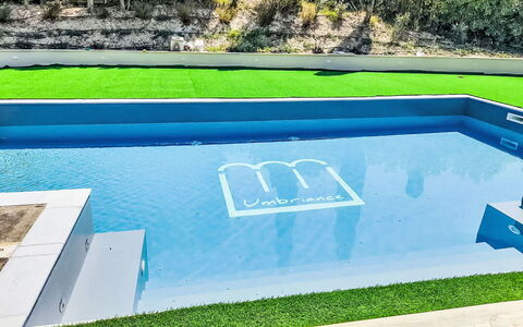 Umbriancevilla: Blau, Schwimmbad, Freizeit, Verbundwerkstoff, Water Feature, Landscaping, Schatten, Resort, Design, Hotel