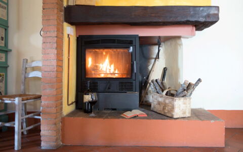 Il Canto Del Maggio: Möbel, Zimmer, Feuerstelle, Holzbeize, Wohnzimmer, Hartholz, Hitze, Holzofen, Kamin, Lampe