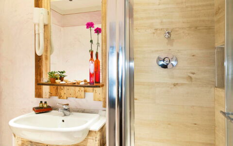 Il Canto Del Maggio: Badezimmer, Bad Sink, Armatur, Holz, Spiegel, Interior Design, Flooring, Zapfhahn, Sinken, Installation