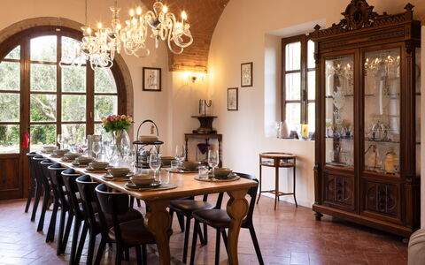 Villa Leone Reale - with a Private Pickleball Cour: Möbel, Interior Design, Esszimmer, Tabelle, Stuhl, Holz, Küche & Esszimmer Tisch, Flooring, Light Fixture, Beleuchtung