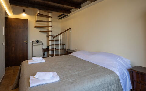 Villa Leone Reale - with a Private Pickleball Cour: Bett, Schlafzimmer, Möbel, Fussboden, Interior Design, Wand, Flooring, Holz, Decke, Bettdecke