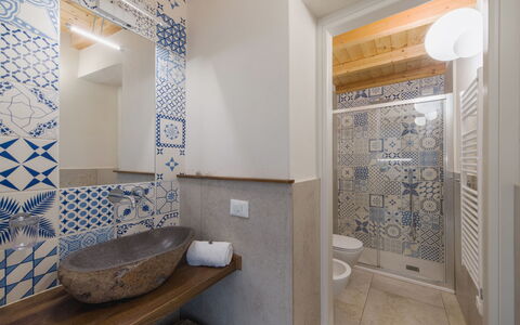 La Frida: Flooring, Fussboden, Interior Design, Fliese, Armatur, Decke, Badezimmer, Zimmer, Mosaik, Installation