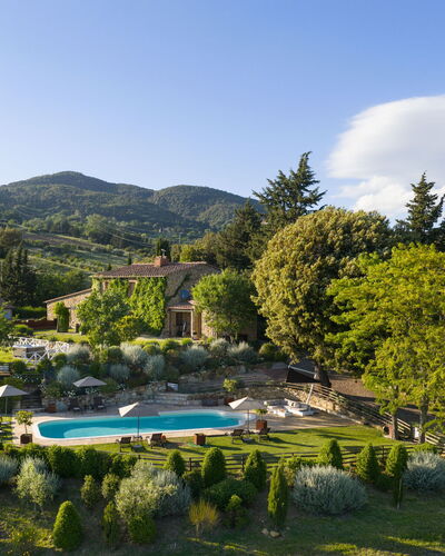Villa Anna: Schwimmbad, Resort, Regenschirm, Eco Hotel, Gartenmöbel, Garten, Gebirge, Freizeit, Landscaping, Estate