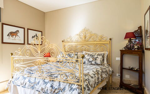 Villa Airone Tegoni, Pool, Radicondoli: Möbel, Interior Design, Bett, Schlafzimmer, Wand, Bedding, Bettdecke, Fussboden, Flooring, Linens