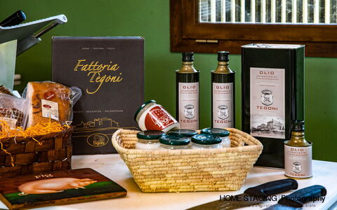 Villa Airone Tegoni, Pool, Radicondoli: Flasche, Wein, Essen, Glasflasche
