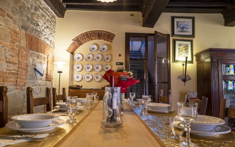 Country Historical House Lucca: Möbel, Interior Design, Tabelle, Decke, Holz, Flooring, Stuhl, Esszimmer, Light Fixture, Küche & Esszimmer Tisch