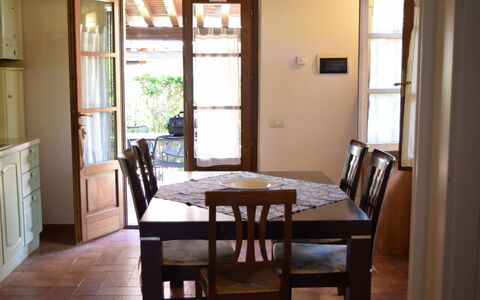 Oasi Della Pergola: Möbel, Flooring, Esszimmer, Stuhl, Fussboden, Holz, Tabelle, Interior Design, Küche & Esszimmer Tisch, Beleuchtung