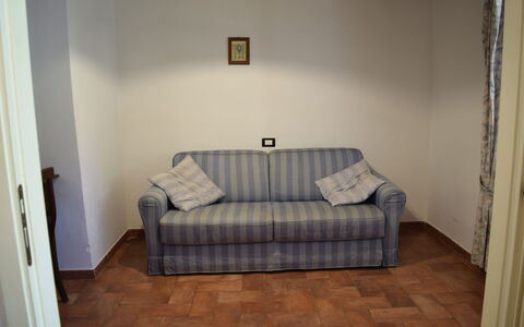 Oasi Della Pergola: Möbel, Couch, Interior Design, Flooring, Fussboden, Holz, Zimmer, Wohnzimmer, Wohnung