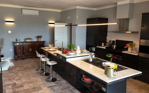 Villa Sassinoro: Möbel, Küche, Countertop, Interior Design, Flooring, Cabinetry, Holz, Küchengerät, Light Fixture, Beleuchtung