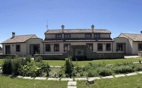 Villa Sassinoro: Gebäude, Fenster, Zuhause, Haus, Dach, Die Architektur, Fassade, Wohngebiet, Hütte, Estate