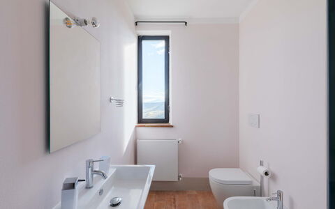 Villa Sassinoro: Wand, Armatur, Flooring, Badezimmer, Fussboden, Sinken, Interior Design, Bad Sink, Zapfhahn, Zuhause