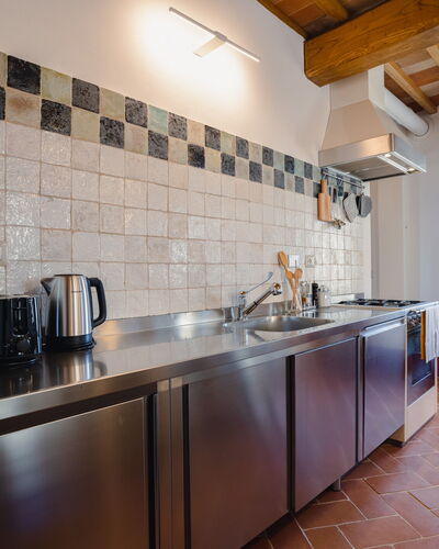 Mensano Old Town Apartment: Küche, Flooring, Countertop, Interior Design, Küchengerät, Herd, Major Appliance, Decke, Spüle, Fussboden