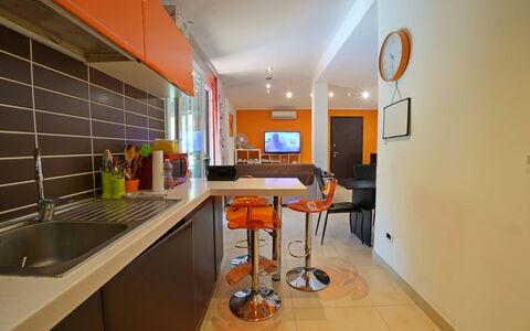 La Sevillana: Möbel, Interior Design, Küche, Countertop, Flooring, Decke, Holz, Fussboden, Major Appliance, Küchengerät