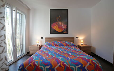 La Sevillana: Interior Design, Möbel, Bett, Schlafzimmer, Wand, Flooring, Fussboden, Holz, Bettdecke, Zimmer