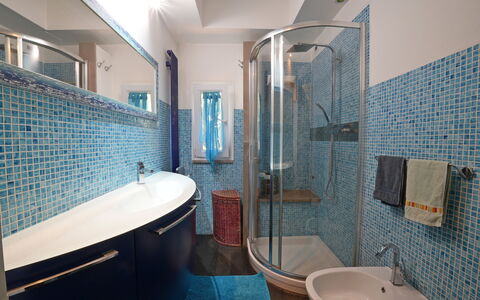La Sevillana: Blau, Badezimmer, Armatur, Bad Sink, Interior Design, Flooring, Sinken, Fussboden, Zapfhahn, Spiegel