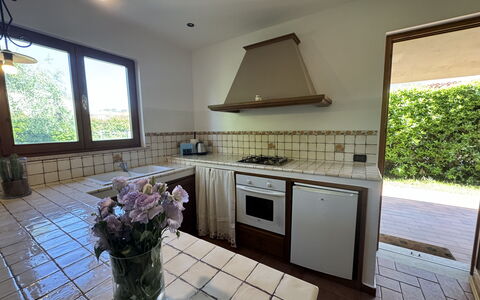 Dependance Egle: Holz, Flooring, Küche, Interior Design, Fussboden, Möbel, Countertop, Küchengerät, Fliese, Küche & Esszimmer Tisch