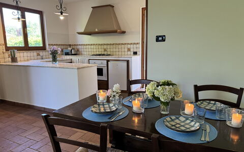 Dependance Egle: Möbel, Interior Design, Flooring, Holz, Küche & Esszimmer Tisch, Light Fixture, Decke, Stuhl, Esszimmer, Tabelle