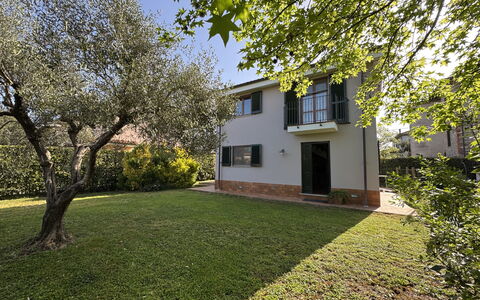 Dependance Egle: Gras, Gebäude, Haus, Wohngebiet, Zuhause, Strauch, Garten, Rasen, Estate, Hütte