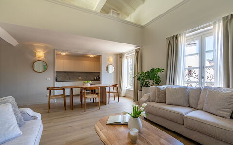 Elegant Apartments Near the Duomo: Möbel, Interior Design, Flooring, Holz, Decke, Fussboden, Couch, Tabelle, Zimmer, Wohnzimmer