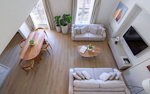 Elegant Apartments Near the Duomo: Möbel, Interior Design, Flooring, Couch, Fussboden, Holz, Wohnzimmer, Tabelle, Holzboden, Zimmer