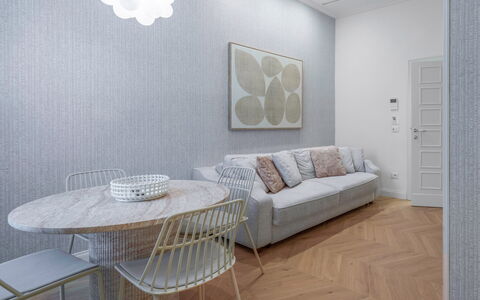 Elegant Apartments Near the Duomo: Möbel, Interior Design, Flooring, Fussboden, Holz, Decke, Zuhause, Wohnzimmer, Zimmer, Holzboden