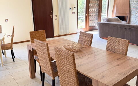 Villa Diamante: Möbel, Flooring, Fussboden, Interior Design, Stuhl, Tabelle, Holz, Esszimmer, Küche & Esszimmer Tisch, Zimmer