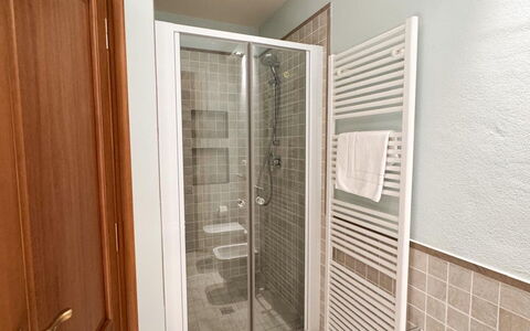 Villa Diamante: Flooring, Fussboden, Interior Design, Holz, Armatur, Zimmer, Decke, Installation, Tür, Badezimmer