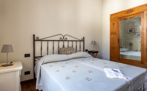 Casa Olivia With Garden And Wifi: Bett, Möbel, Schlafzimmer, Interior Design, Wand, Bettdecke, Bedding, Fussboden, Holz, Flooring