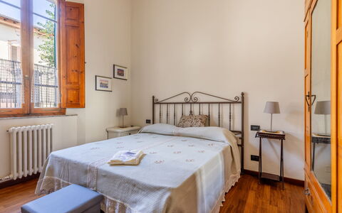 Casa Olivia With Garden And Wifi: Bett, Interior Design, Schlafzimmer, Wand, Möbel, Holz, Fussboden, Flooring, Zimmer, Bettdecke