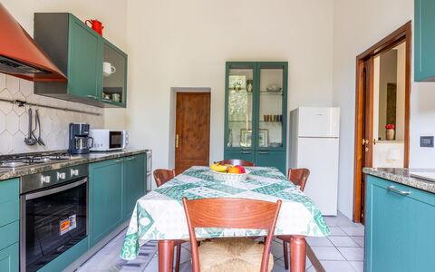 Casa Olivia With Garden And Wifi: Flooring, Interior Design, Fussboden, Zimmer, Wohnung, Decke, Holzbeize, Stuhl, Cabinetry, Hartholz