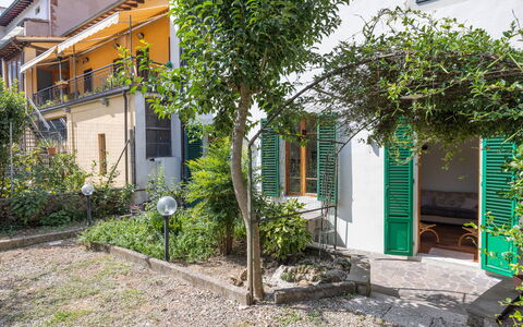 Casa Olivia With Garden And Wifi: Grün, Wand, Strauch, Zuhause, Tür, Schatten, Zimmerpflanze, Blumentopf, Balkon