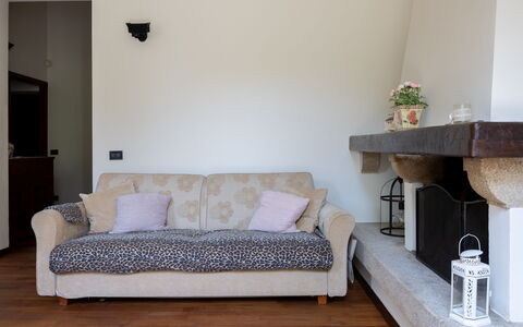 Casa Olivia With Garden And Wifi: Möbel, Interior Design, Wand, Flooring, Couch, Holz, Fussboden, Zimmer, Wohnzimmer, Beleuchtung