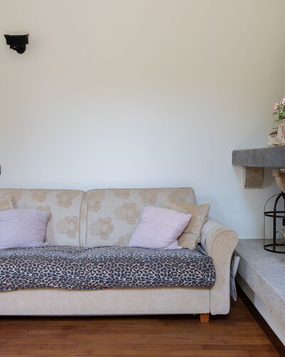 Casa Olivia With Garden And Wifi: Möbel, Interior Design, Wand, Flooring, Couch, Holz, Fussboden, Zimmer, Wohnzimmer, Beleuchtung