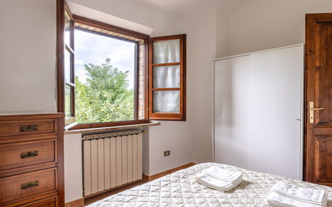 Oliveto del Cantarello: Schlafzimmer, Interior Design, Bett, Holz, Bettdecke, Bedding, Flooring, Fussboden, Zimmer, Decke