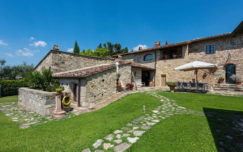 Villa Belchianti: Estate, Hütte, Bauernhaus, Hinterhof, Garten, Rasen, Garten, Villa, Flagstone, Landscaping
