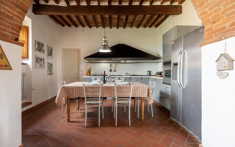 Maria Gabriella Holiday Home In Monticchiello: Möbel, Interior Design, Flooring, Küche, Holz, Decke, Fussboden, Countertop, Küchengerät, Stuhl