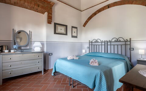 Maria Gabriella Home & Cottage: Möbel, Interior Design, Decke, Zimmer, Schlafzimmer, Bett, Linens, Bettrahmen, Bedding, Stuhl