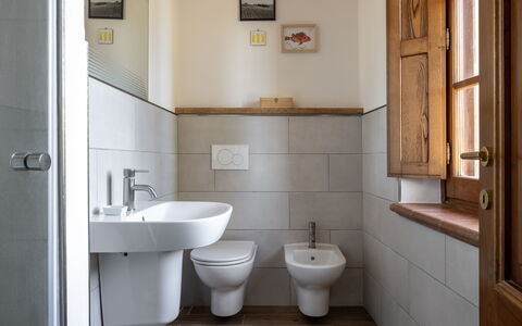 Maria Gabriella Home & Cottage: Flooring, Wand, Armatur, Badezimmer, Fussboden, Toilleten Sitz, Bad Sink, Sinken, Interior Design, Toilette