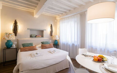 Guelfa 60: Möbel, Interior Design, Bett, Wand, Schlafzimmer, Fussboden, Zimmer, Flooring, Decke, Bettdecke