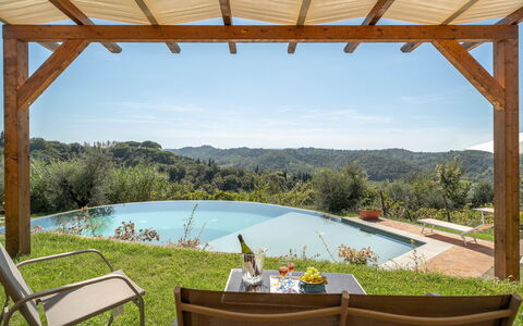 Villa Costa al Bagno: Hügel, Gartenmöbel, Schatten, Gebirge, Eco Hotel, Garten, Senke, Grat, Landscaping, Schwimmbad